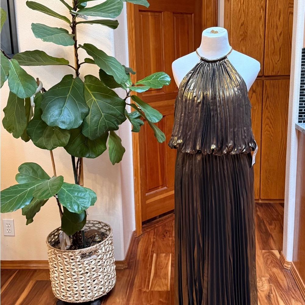 Elegant Gold Pleated Skirt